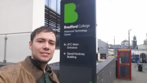 Alexandre em frente à placa da Bradford College